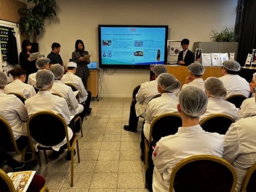 写真　参加者は熱心に講義に耳を傾けた（ジェトロ撮影）