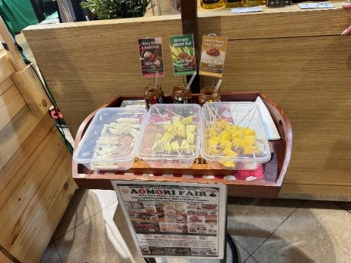 写真　マンゴー（写真右）、グリーンマンゴー（写真中央）、シンカマス（写真左）とともに提供される「男みそ」（ジェトロ撮影）