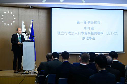 写真　第1部の閉会あいさつをするジェトロの片岡副理事長（日欧産業協力センター提供）