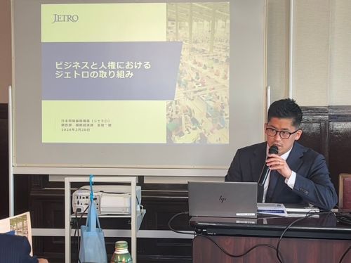 写真　ジェトロの峯職員（ジェトロ撮影）