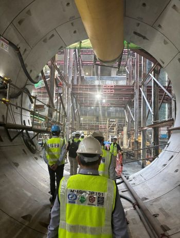 写真　地下鉄が通るトンネルから駅の建設現場を見たところ（ジェトロ撮影）
