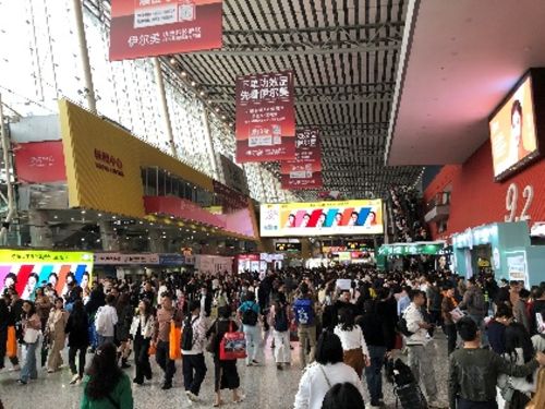 写真　大勢の来場者でにぎわう会場（ジェトロ撮影）