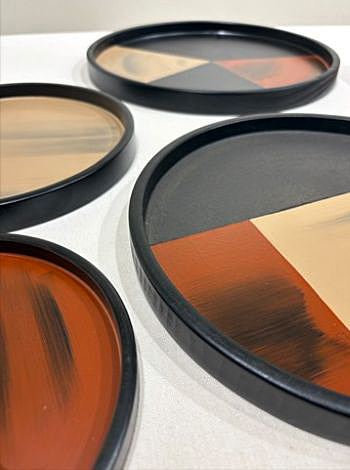 写真　「Nuriwake Tray」（ぬりわけトレイ）（浅田漆器工芸提供）