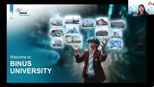写真　ネリー・ビヌス大学学長による大学紹介の様子（ジェトロ撮影）