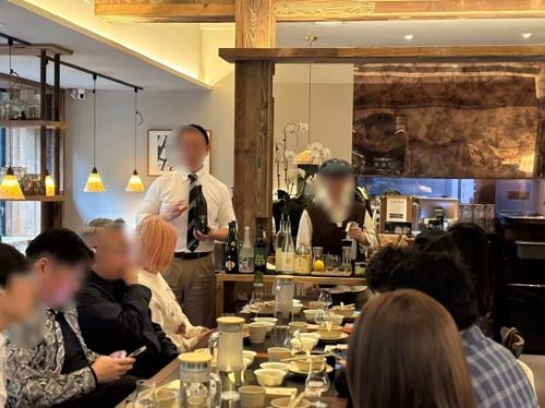 写真　唎酒師による焼酎の説明（ジェトロ撮影）
