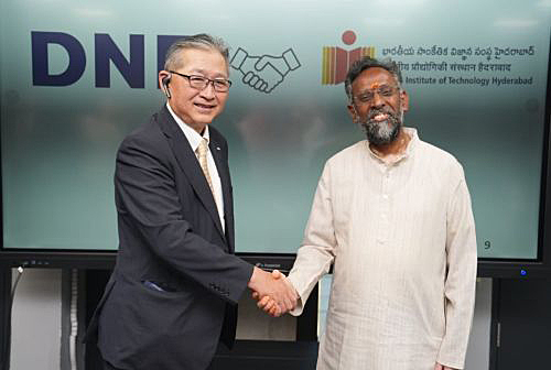 写真　開所式に出席したDNP専務取締役の中村治氏（左）とIITHのB・S・ムルティ学長（DNP提供）