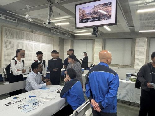 写真　参加企業と学生の交流会の様子（8月23日、ジェトロ撮影）