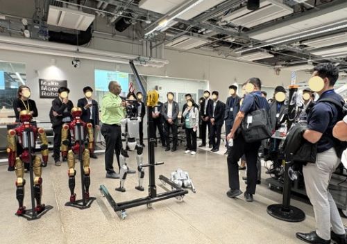 写真　ASU視察の様子（ジェトロ撮影）