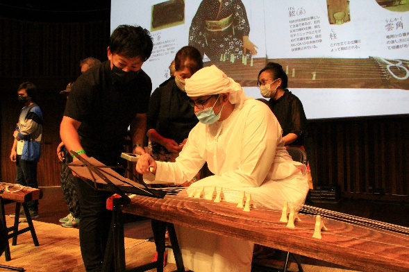 学校法人 竹川学園/巴栄会が、日本の伝統的な楽器を体験できるワークショップを開催しました。