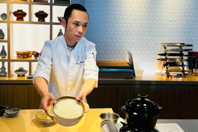 土鍋による炊飯を紹介するシェフ(香港)