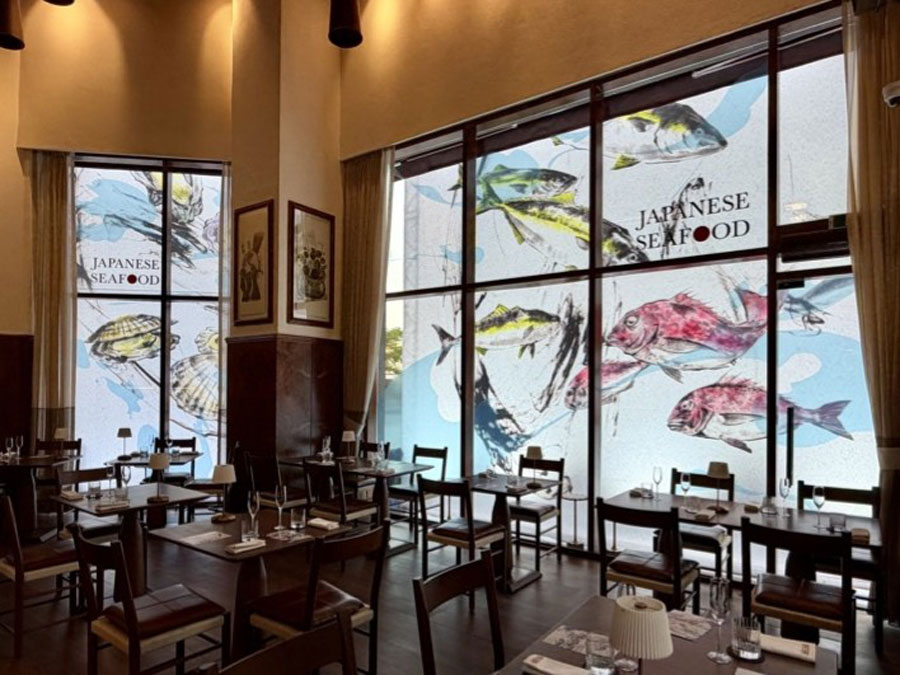 4つの魚種をあしらった水墨画の装飾