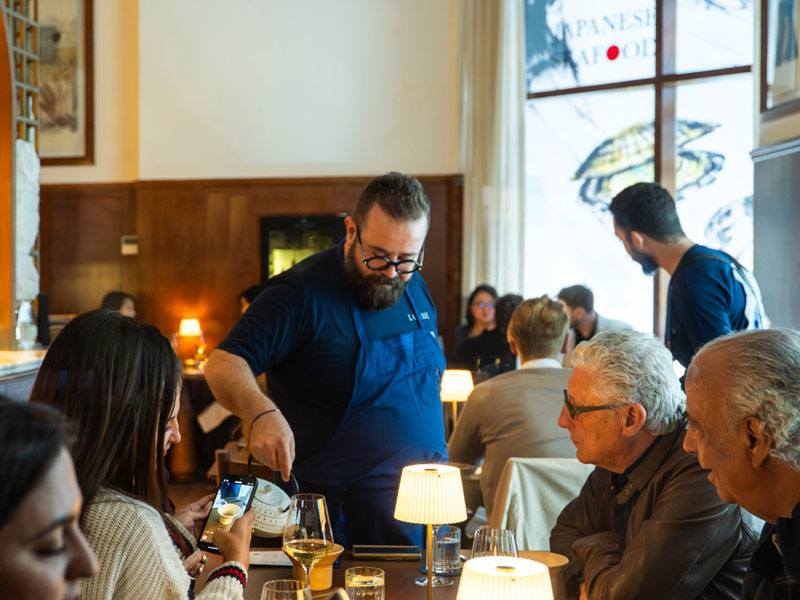 シェフによる料理の提供