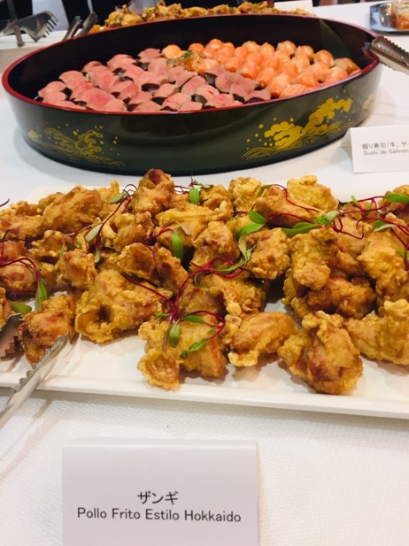 Pollo frito estilo Hokkaido y sushi de salmón y carne de ternera