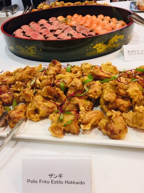 Pollo frito estilo Hokkaido y sushi de salmón y carne de ternera