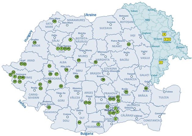 ルーマニアとモルドバの地図。県ごとに分かれている地図に、2021年4月時点での日系製造業の　工場分布が示されている。ルーマニア国内では　日系企業29社の工場が46拠点で稼働している。特に南部に位置する首都ブカレスト近隣の県では10拠点、北部のクルジュ県は5拠点、西部のティミシュ県は7拠点、フネドアラ県は5拠点と、これらの県に多くの日系製造業の工場が存在している。