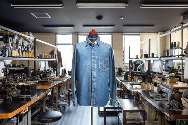 商品企画、裁断・縫製、品質管理・物流に加え、 卸販売・小売り、WEB製作・販促業務まで、 アパレル業に関わる全業務を社内完結する トータルプロデュースアパレルブランドである ことが強み 