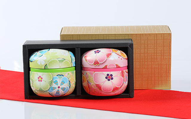 お茶やお菓子を入れるために使われる鈴子缶 色や柄、質感によって醸し出す雰囲気は様々 