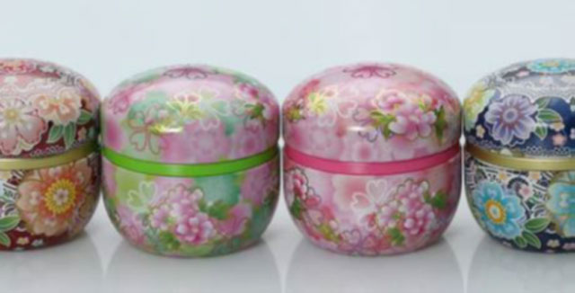 西陣織などの和柄を配したもの、花柄の可愛らしいものなど、多様なラインナップを有する