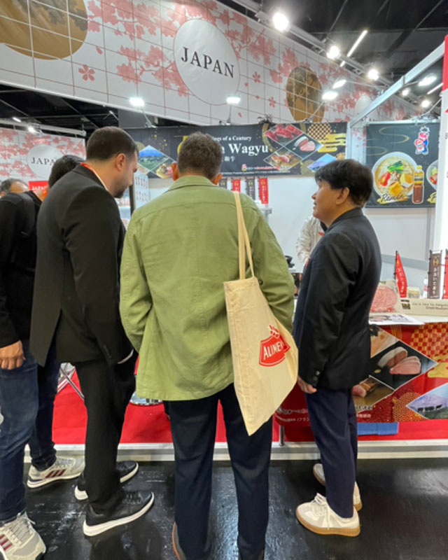 (おおいた和牛への質問をするバイヤー)