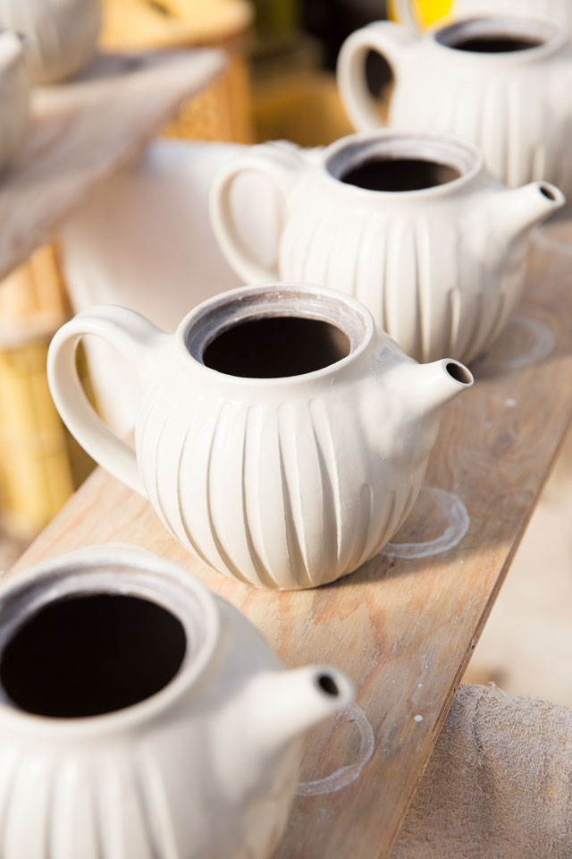 シンプルでありながら温かみのある 益子焼の急須kinari