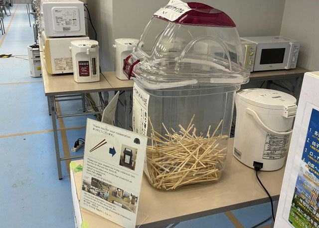  竹中工務店の工事現場での箸集め実験の様子