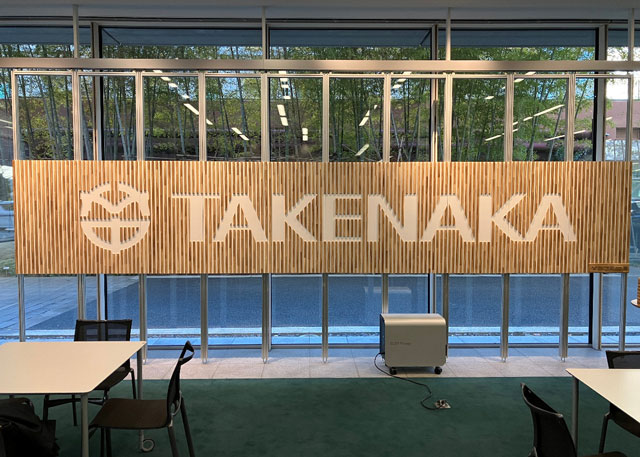 竹中工務店東京本店エントランスに設置された、割り箸をアップサイクルしたウォールパネル