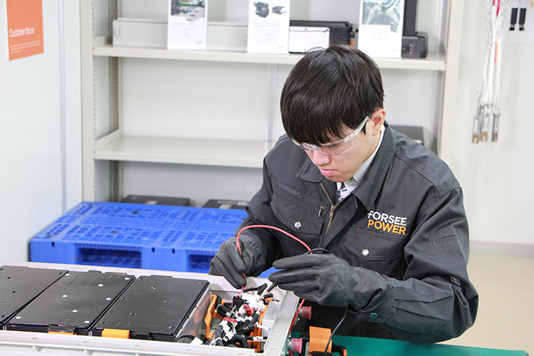 A worker is performing simulation tasks in the Technical Service Lab.