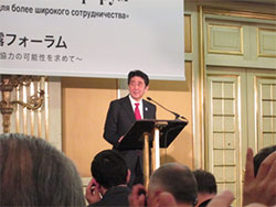 Премьер-Министр, господин Абэ, приветствует участников Форума