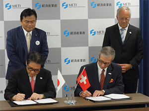 JETRO Chairman and CEO Ishige (left) and S-GE CEO Küng signing MOU