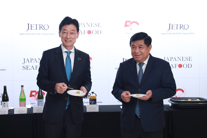 The two ministers tasting grilled scallops with butter