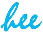 青い色の英語筆記体でbeeと書いてある。