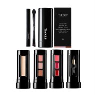 下地、リップ、アイメイクなどメイクアップ製品と道具がキット一つに揃っているポケットサイズの便利な製品