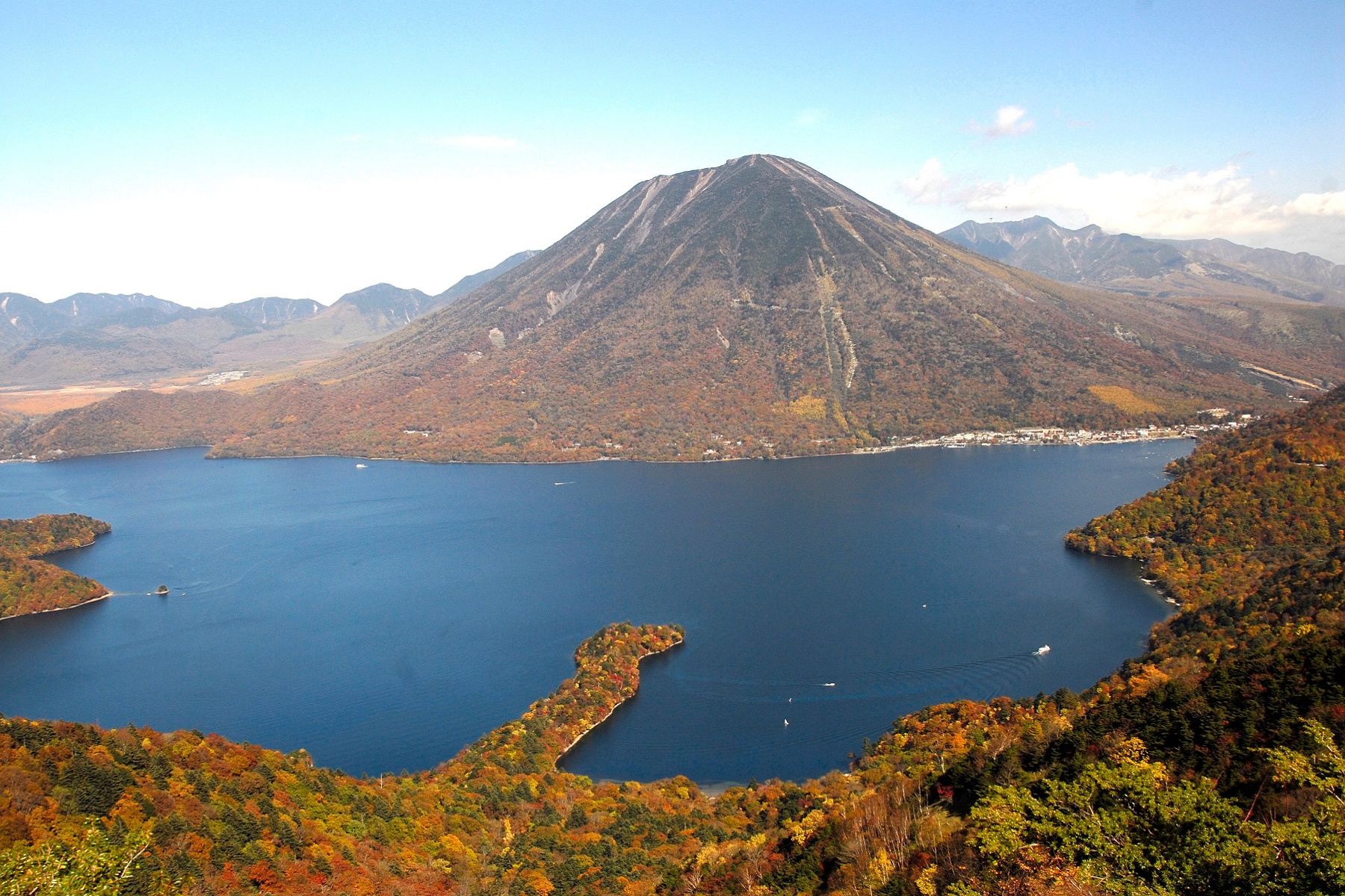 男体山と中禅寺湖（日光市）