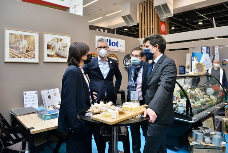 モーダルウィンドウで表示します。