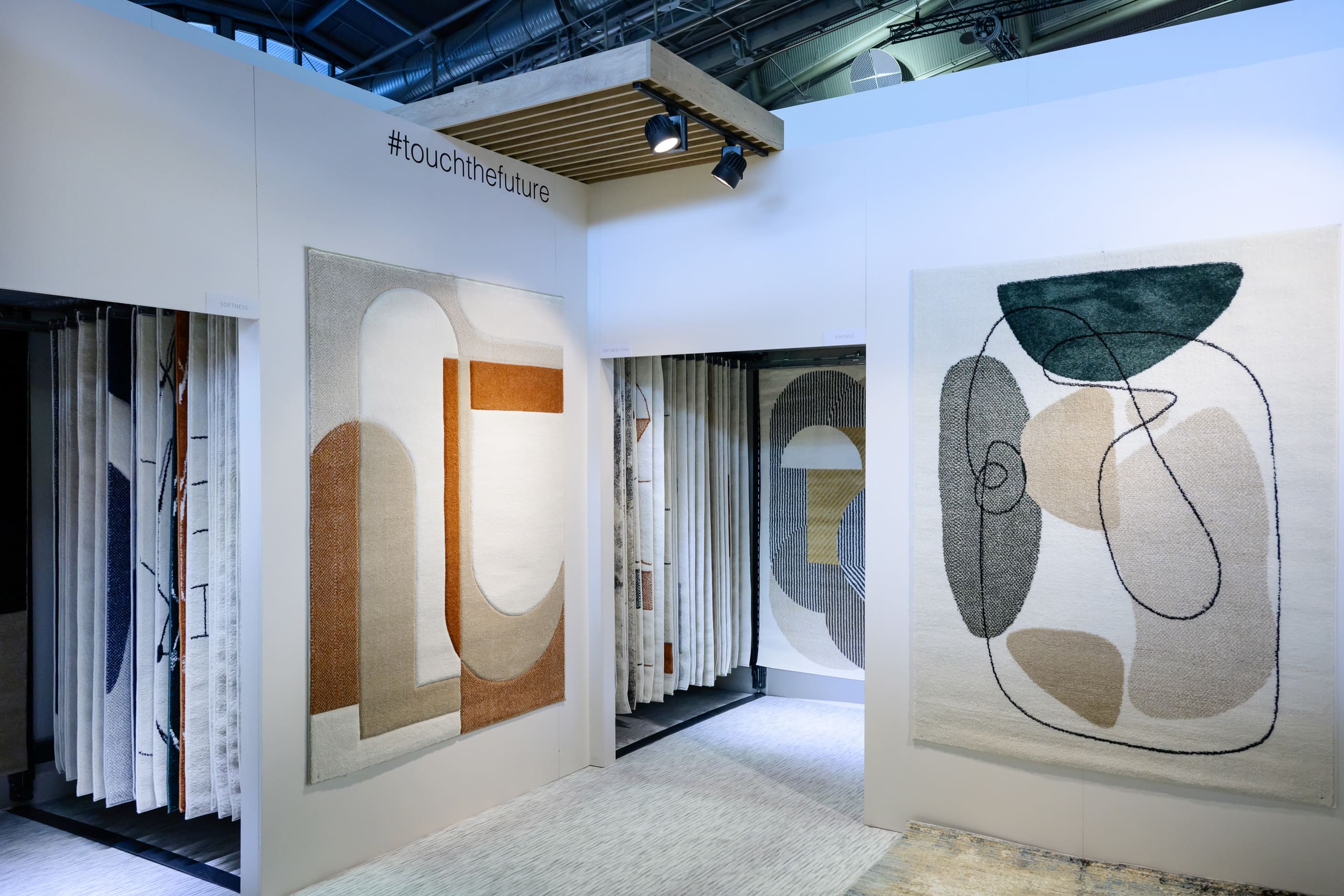 モーダルウィンドウで表示します。