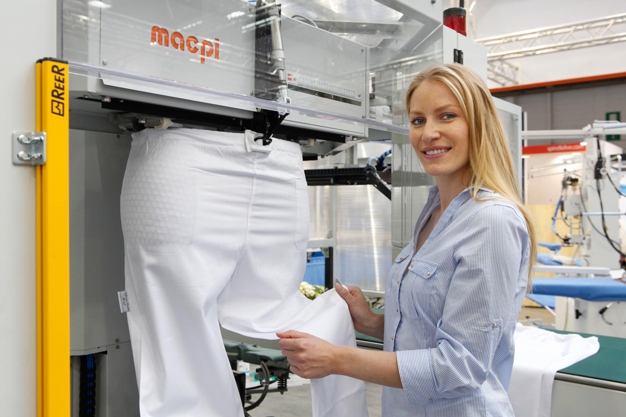 モーダルウィンドウで表示します。