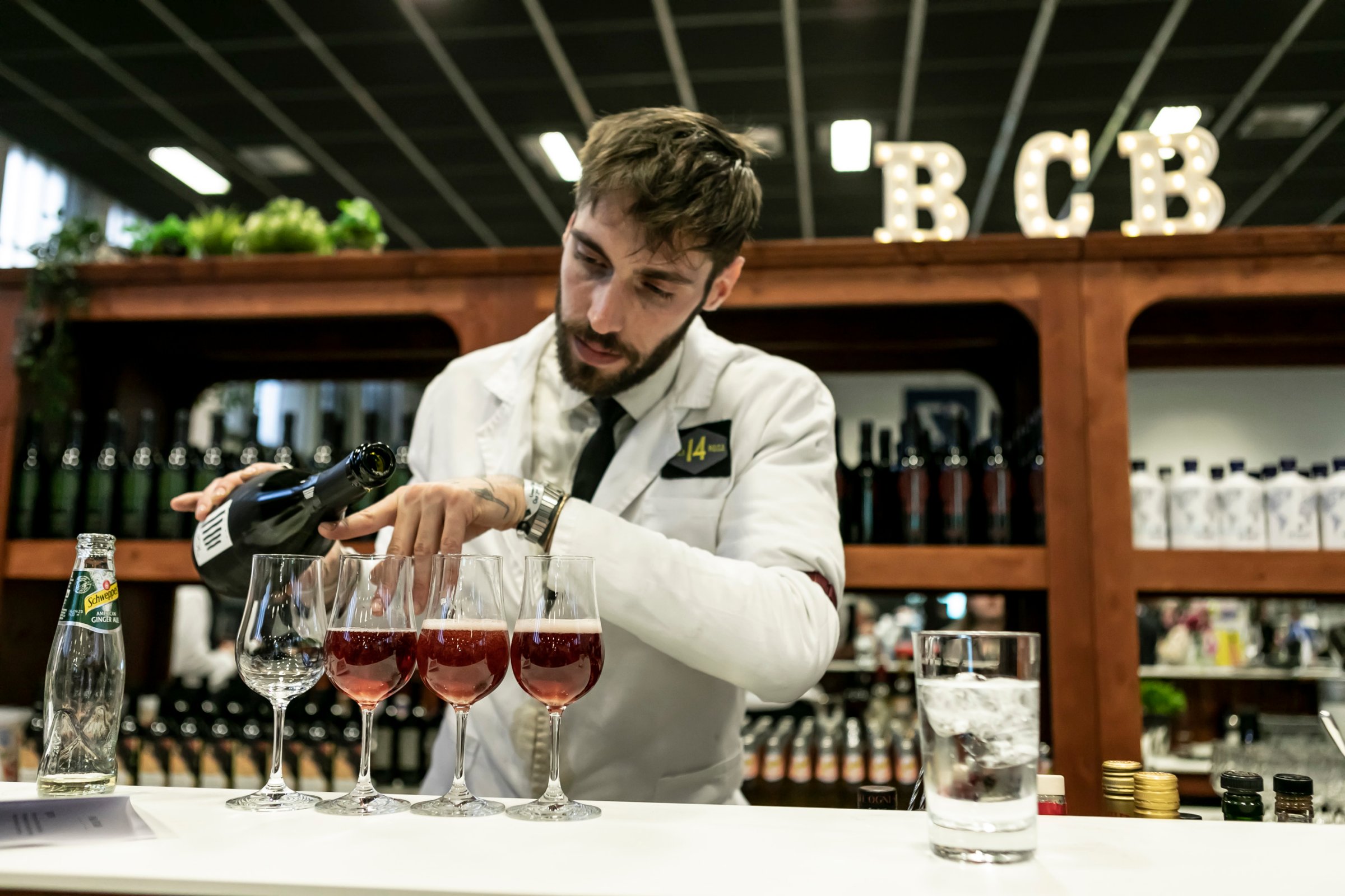 モーダルウィンドウで表示します。