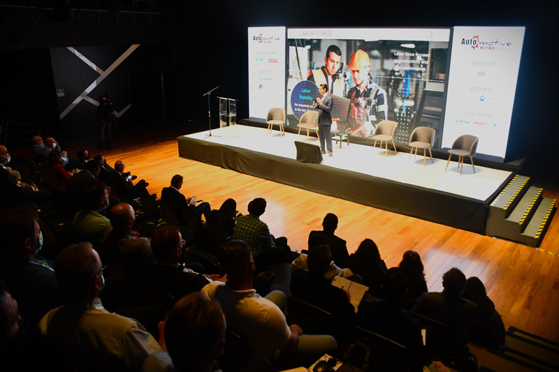 モーダルウィンドウで表示します。