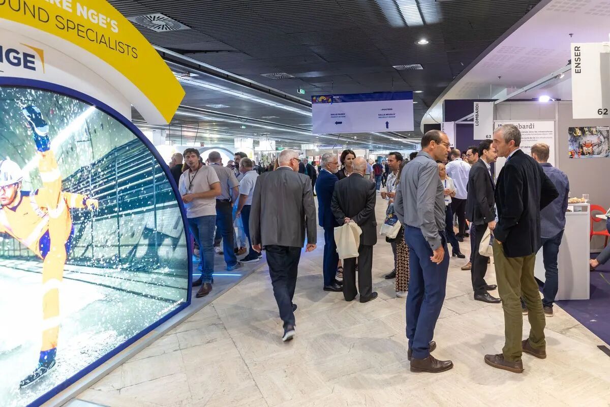 モーダルウィンドウで表示します。