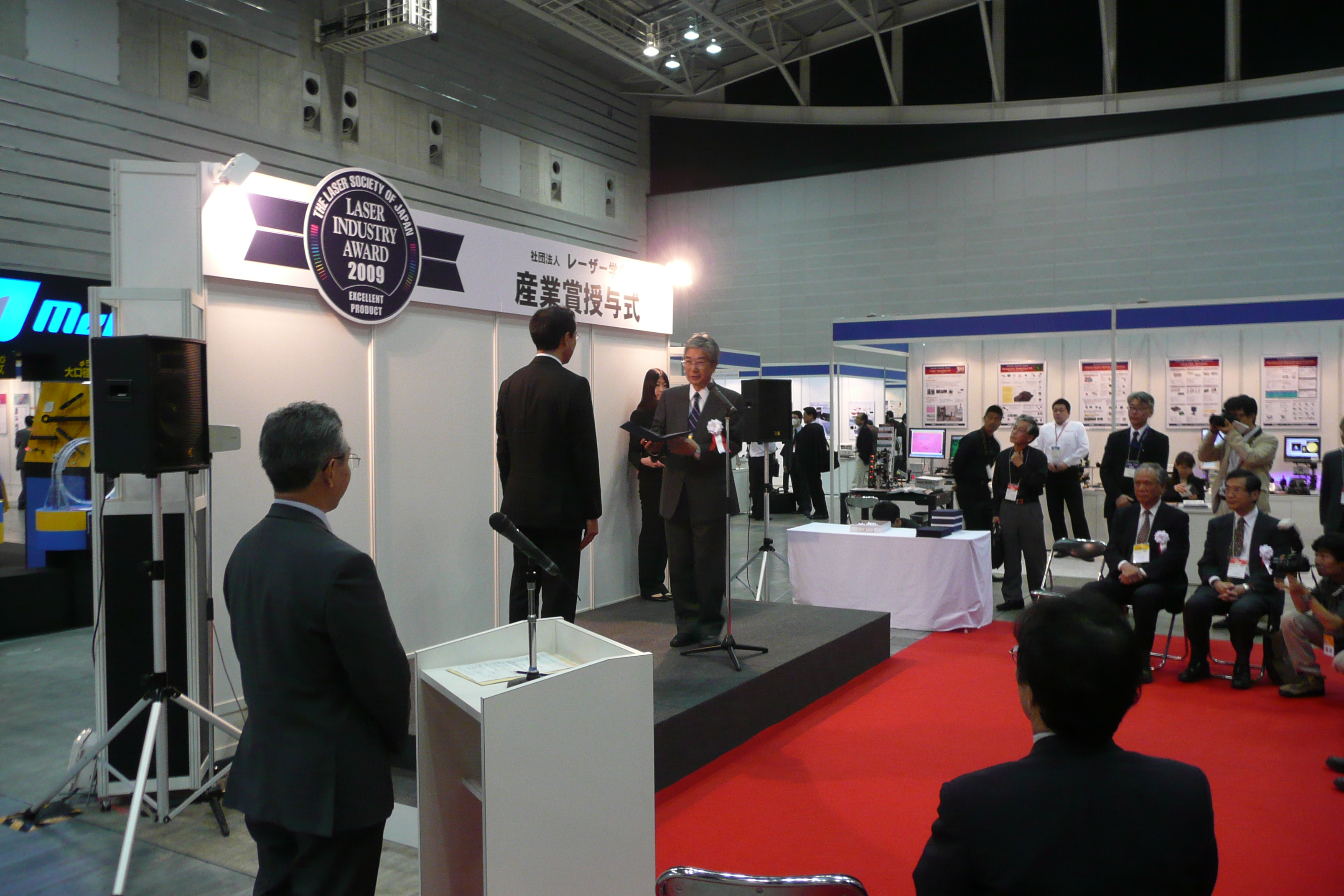 モーダルウィンドウで表示します。