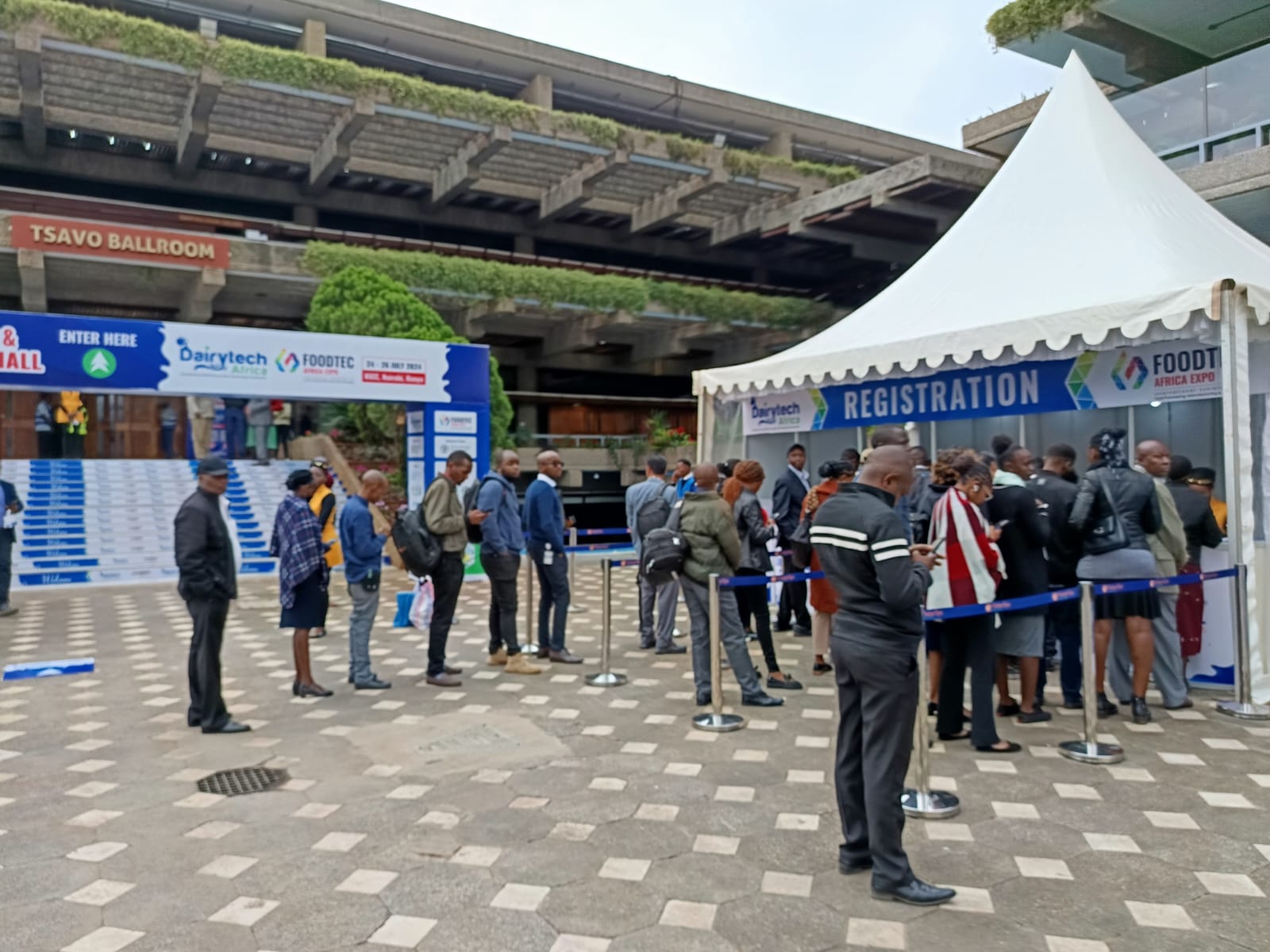 モーダルウィンドウで表示します。