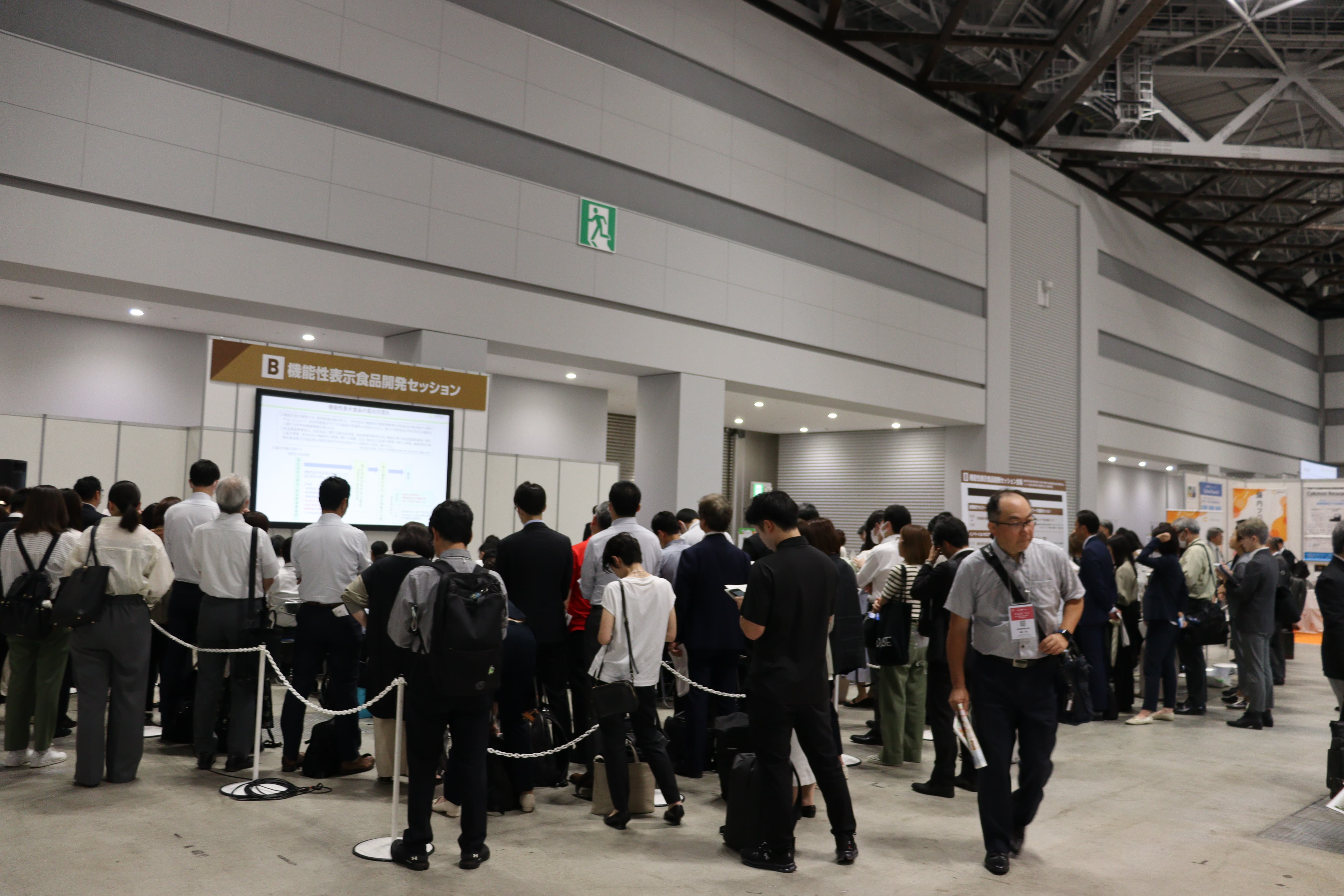 モーダルウィンドウで表示します。