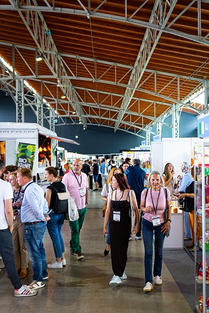 モーダルウィンドウで表示します。