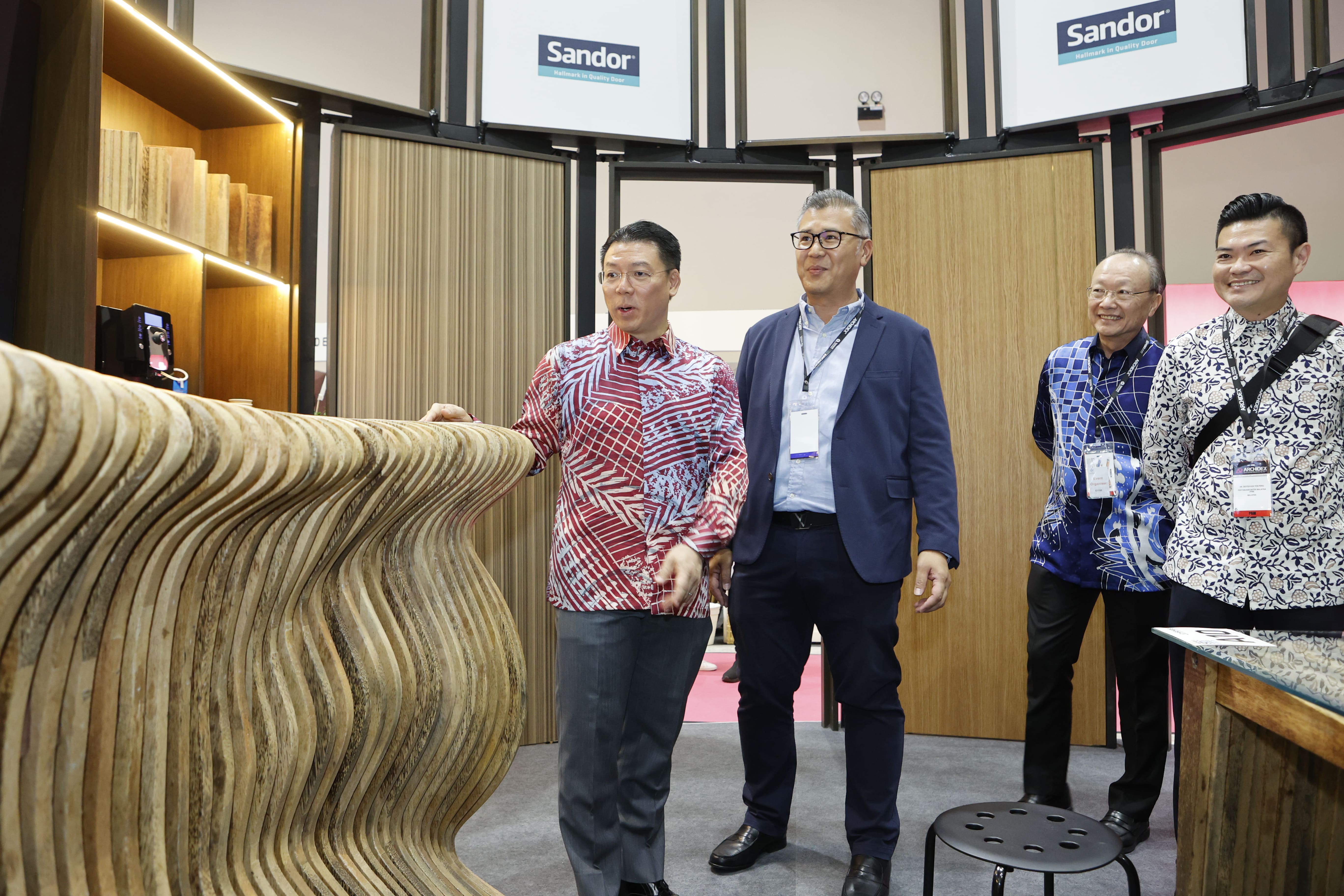 モーダルウィンドウで表示します。