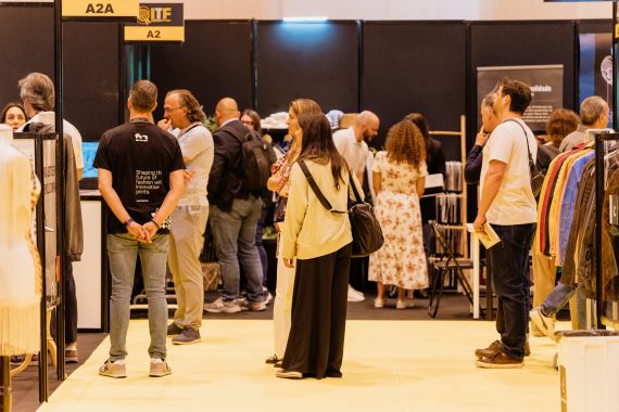 モーダルウィンドウで表示します。