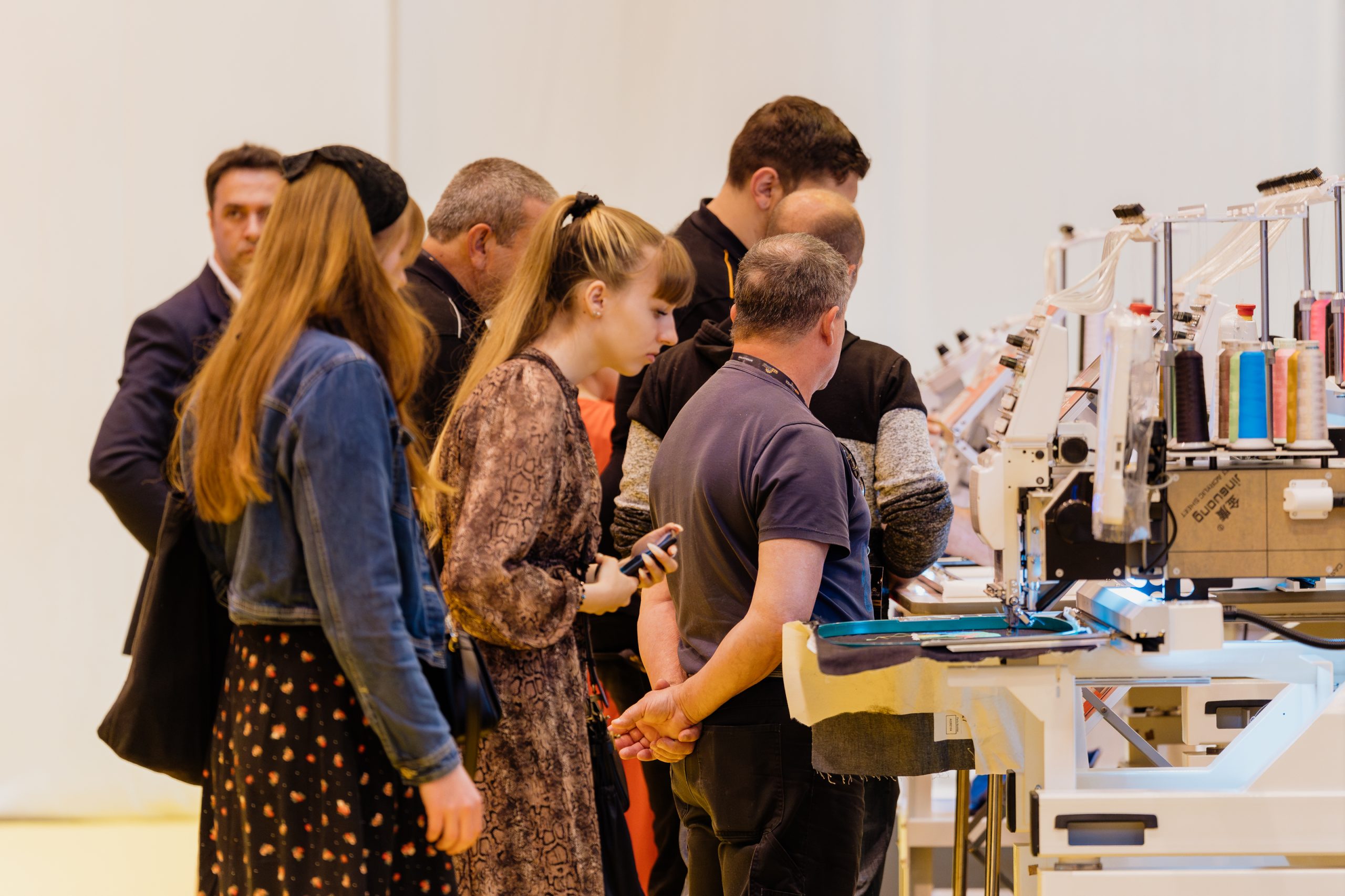 モーダルウィンドウで表示します。