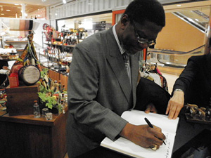 シルベスタ・ジュドゥ・パポ・パーカー・アロテ駐日特命全権大使