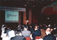 多数参加者がつめかけた会場