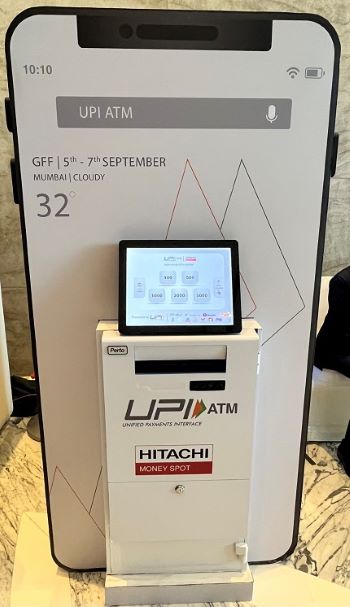 写真　会場で初披露された「Hitachi Money Spot UPI ATM」（ジェトロ撮影）