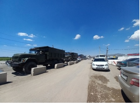 写真　カザフスタンの対キルギス国境での順番待ちの車列〔ジャンブル州タラス（6月4日）、ジェトロ撮影〕